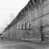 Mura lungo via de' Sassoli verso gli archi di Frascati, 1973