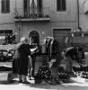 Piazza Mercatale : acquisto di scarpe : met anni Settanta