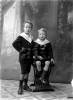 Ritratto di due bambini vestiti alla marinara