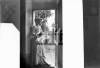 Siebe Annita Ines Orsini sulla porta della casa di Schignano