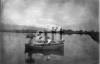 Due ragazze in barca sul lago di Massaciuccoli