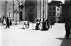 Piazza del Duomo con costumi femminili, 1898