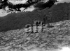 Due uomini vicino a una colata lavica sull'Etna