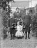 Ritratto in giardino di una donna e tre bambini