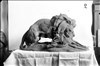 Scultura raffigurante un leone nell'atto di mangiare una pre...