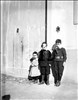 Ritratto di tre bambini davanti a un portone