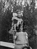 Ritratto di due bambine su una panchina