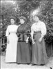 Ritratto di tre donne in giardino