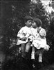 Ritratto di due bambini in giardino