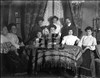 Ritratto della famiglia Vichi attorno a un tavolo