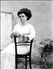 Ritratto di una donna seduta in giardino