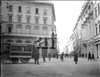 Veduta di una strada di Roma con numerosi passanti