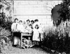 Ritratto di gruppo in giardino a villa Marinari