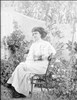 Ritratto in giardino di una donna seduta