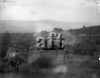 Soldati con civili a dorso di mulo