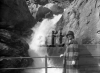 Donna davanti a cascata