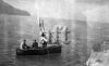 Tre uomini in barca nei pressi delle isole Eolie