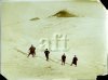 Gruppo di uomini in posa sulle pendici innevate dell'Etna, s...