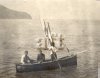 Tre uomini in barca nei pressi delle Isole Eolie