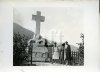 Tre donne davanti a un monumento con croce