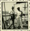 Due uomini su una imbarcazione