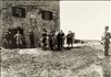 Militari con binocoli davanti a un rifugio alpino