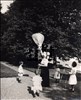Bambini nel giardino di Villa Toscana con piccola mongolfier...